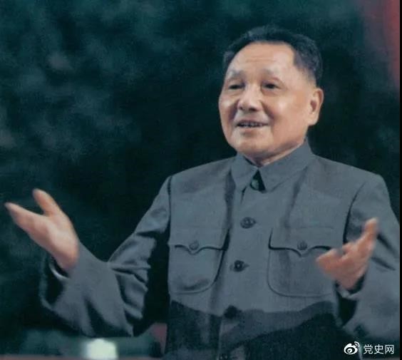 1950年2月24日，政务院发出《关于严禁鸦片烟毒的通令》。图为政府收缴的烟具和赌具。