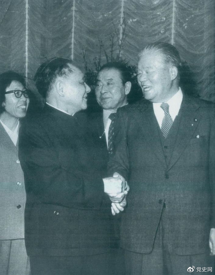1953年2月7日，毛泽东在中国人民政治协商会议上发表讲话。
