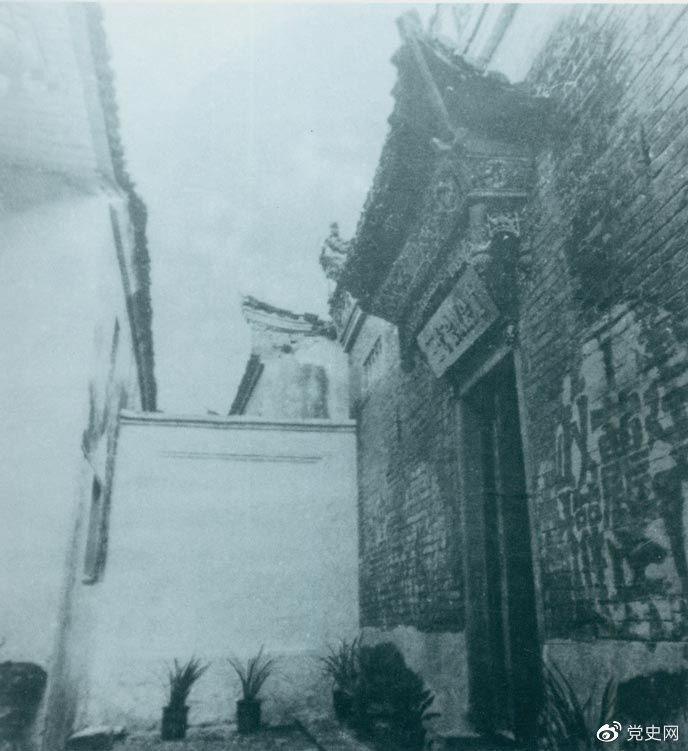 1928年2月6日 共产党员周文雍和陈铁军被敌人押上刑场，两人态度从容，昂首挺胸，高唱《国际歌》，慷慨就义。图为两人在狱中的合影。
