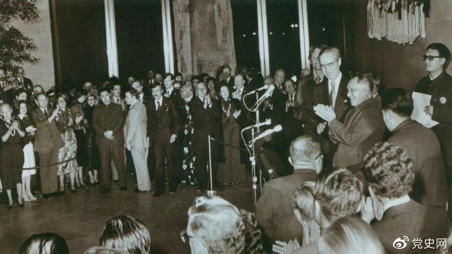 1956年1月30日，朱德访问波兰，在华沙中央车站发表演说。