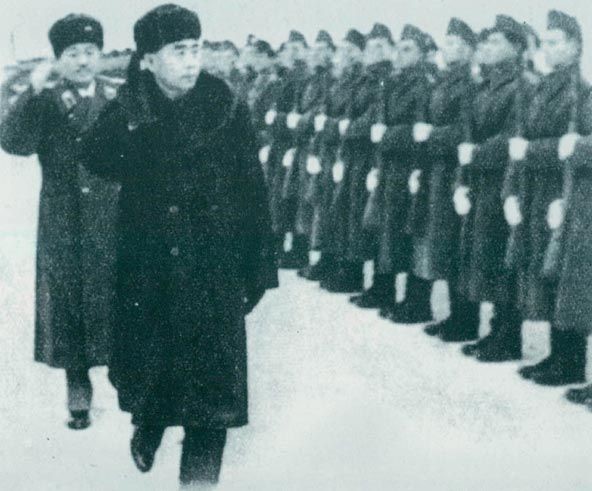 1956年1月16日，朱德参观匈牙利人民共和国拉科什恰巴米丘林农业生产合作社，并与社员合影。