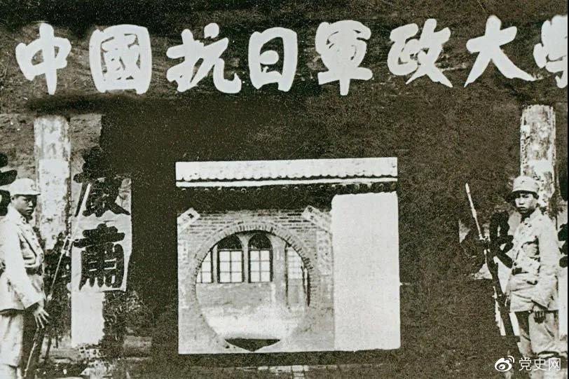 1978年3月2日，邓小平到五届全国人大一次会议云南和四川省代表团看望代表们。