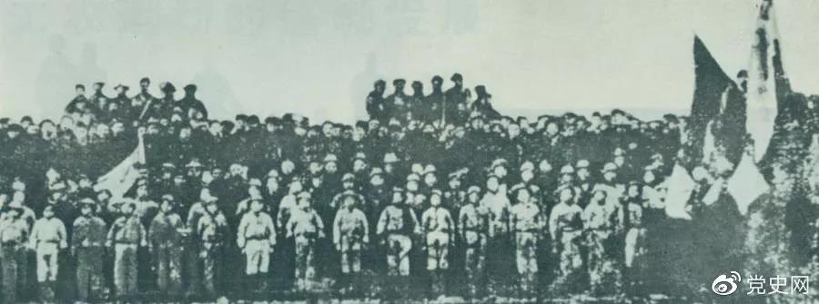 1904年2月4日 邓颖超同志诞辰。图为1944年周恩来和邓颖超在延安留影。