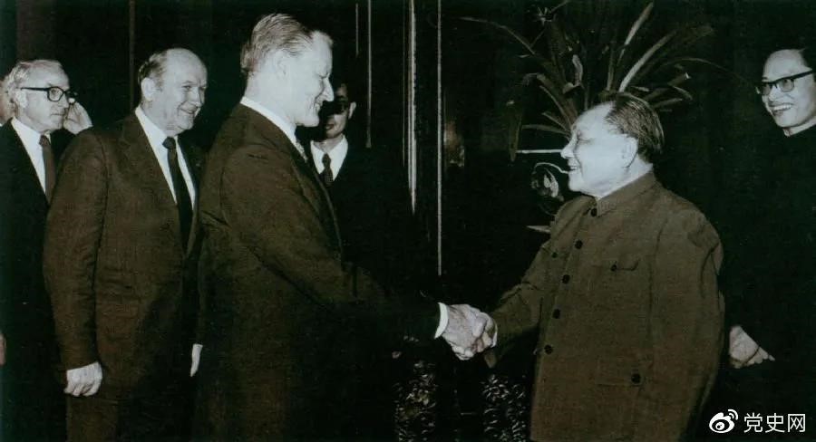 1938年2月22日，129师368旅两个团在井陉与娘子关之间的长生口设伏，击毙日军130余人。图为八路军在此役中缴获的山炮。