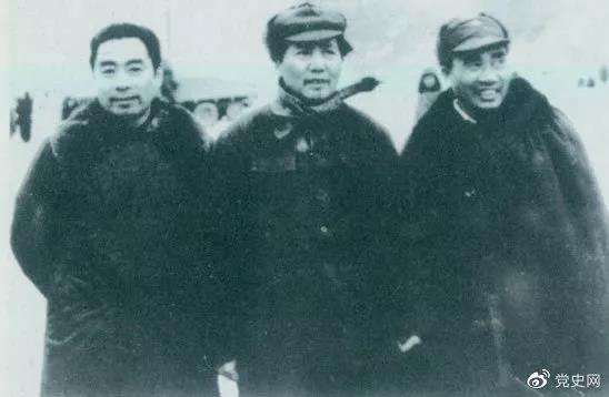 1964年1月27日，中法两国建立外交关系。图为法国驻华大使向刘少奇主席递交国书。