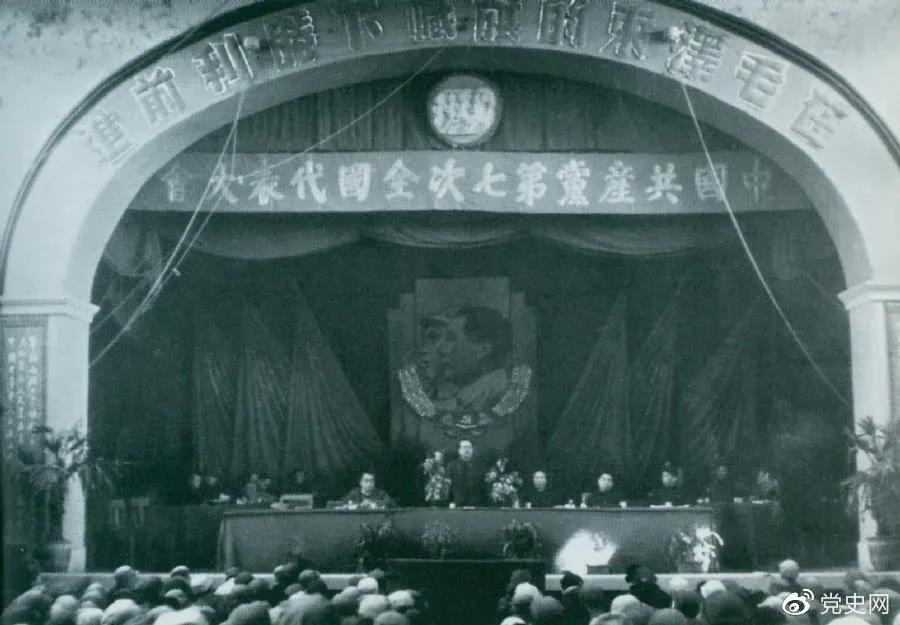 图为人民解放军占领南京国民党总统府。