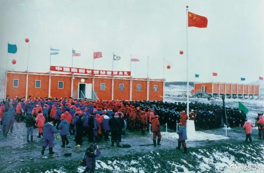 1984年2月，邓小平为上海宝钢题词：“掌握新技术，要善于学习，更要善于创新。”