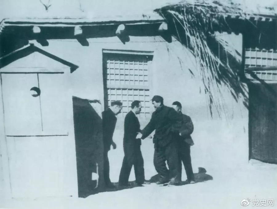 1949年1月31日，北平和平解放。图为人民解放军举行入城式。