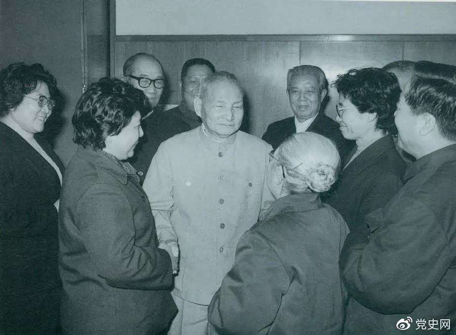 1939年2月2日 中共中央在延安召开生产动员大会，毛泽东在会上发出“自己动手”的号召。图为参会人员入场的情景。