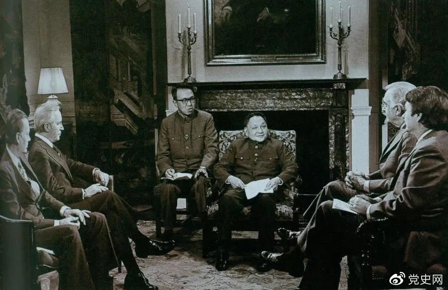 1949年1月31日，北平和平解放。图为人民解放军举行入城式。