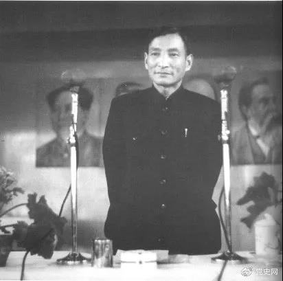 1958年2月13日，毛泽东北上长春，来到长春汽车制造厂。这是毛泽东在注视着从总装配线下来的解放牌汽车。