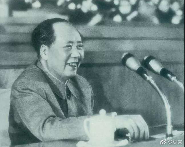 1956年1月30日，朱德访问波兰，在华沙中央车站发表演说。