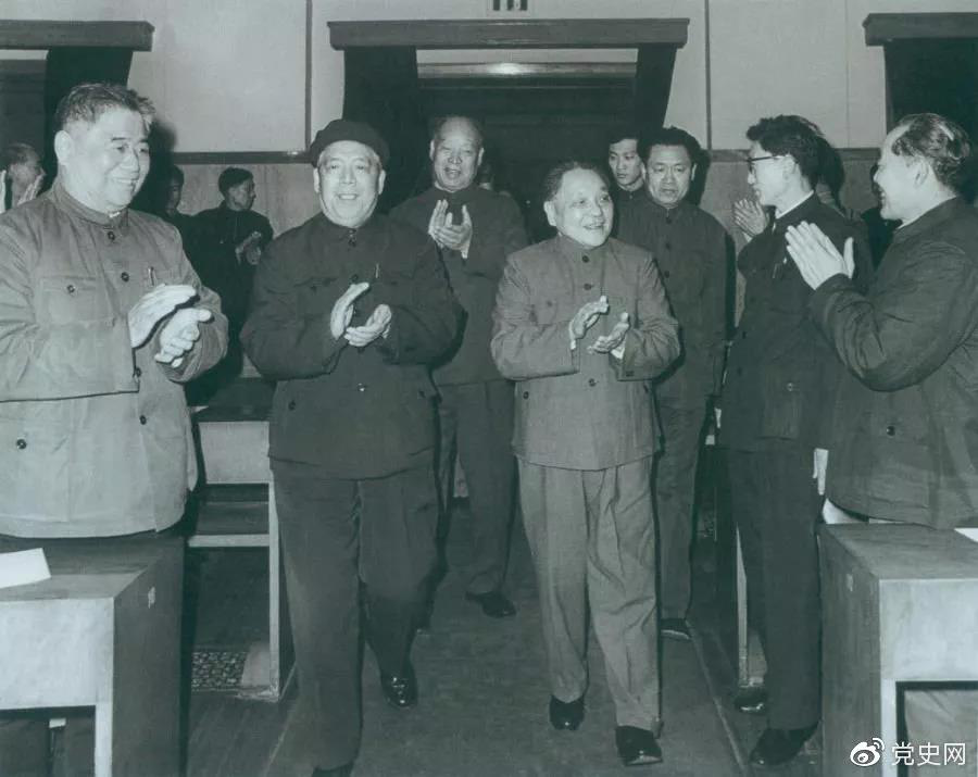 1958年2月13日，毛泽东北上长春，来到长春汽车制造厂。这是毛泽东在注视着从总装配线下来的解放牌汽车。